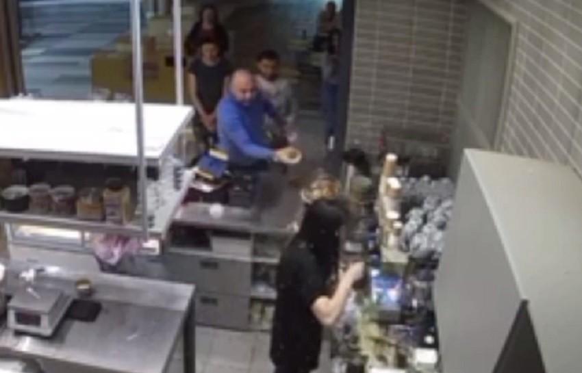 В київській кав’ярні неадекват жбурнув дівчині-баристі каву в обличчя (ВІДЕО)