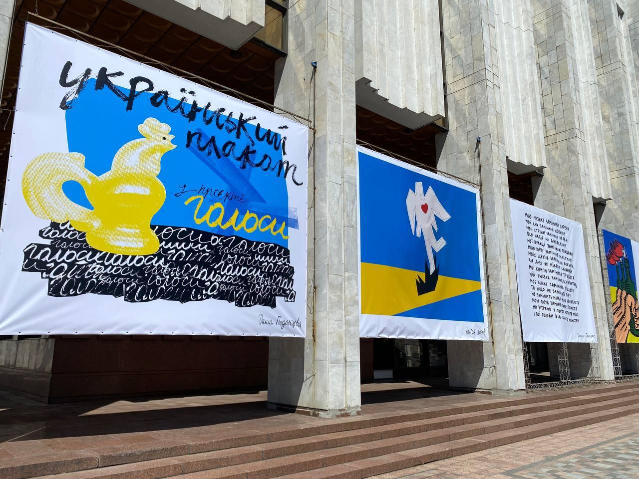 Український дім презентував виставку плакатів, створених у дні війни. Там є знаменитий півник (ФОТО)