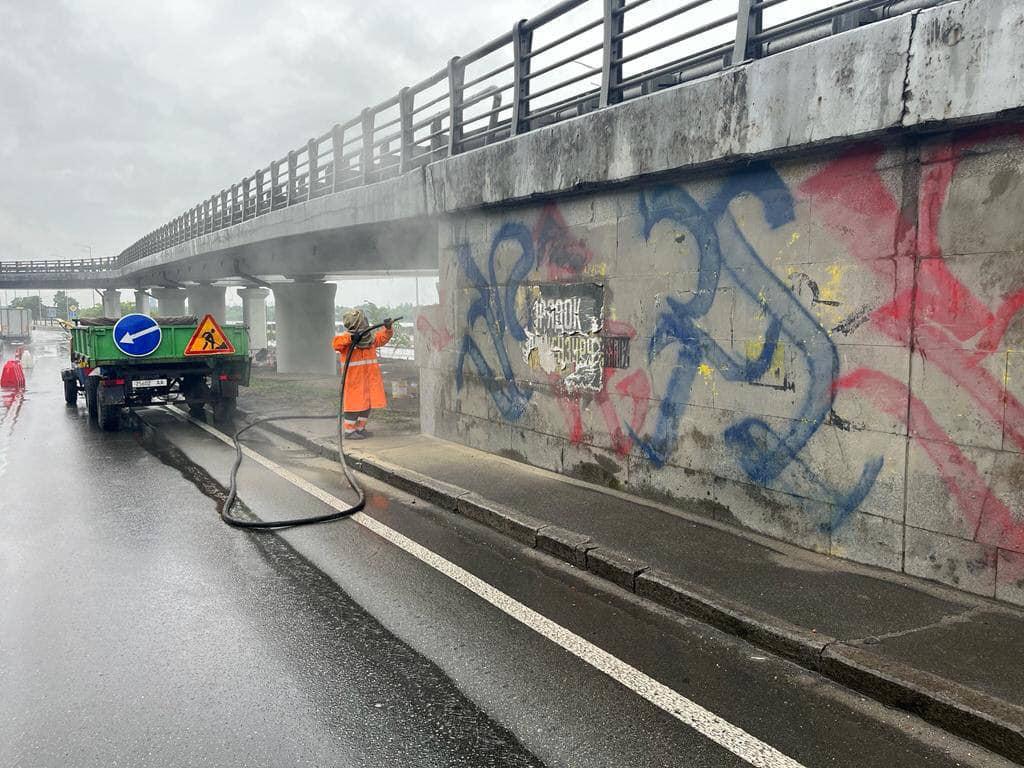 графіті, міст біля станції метро дніпро