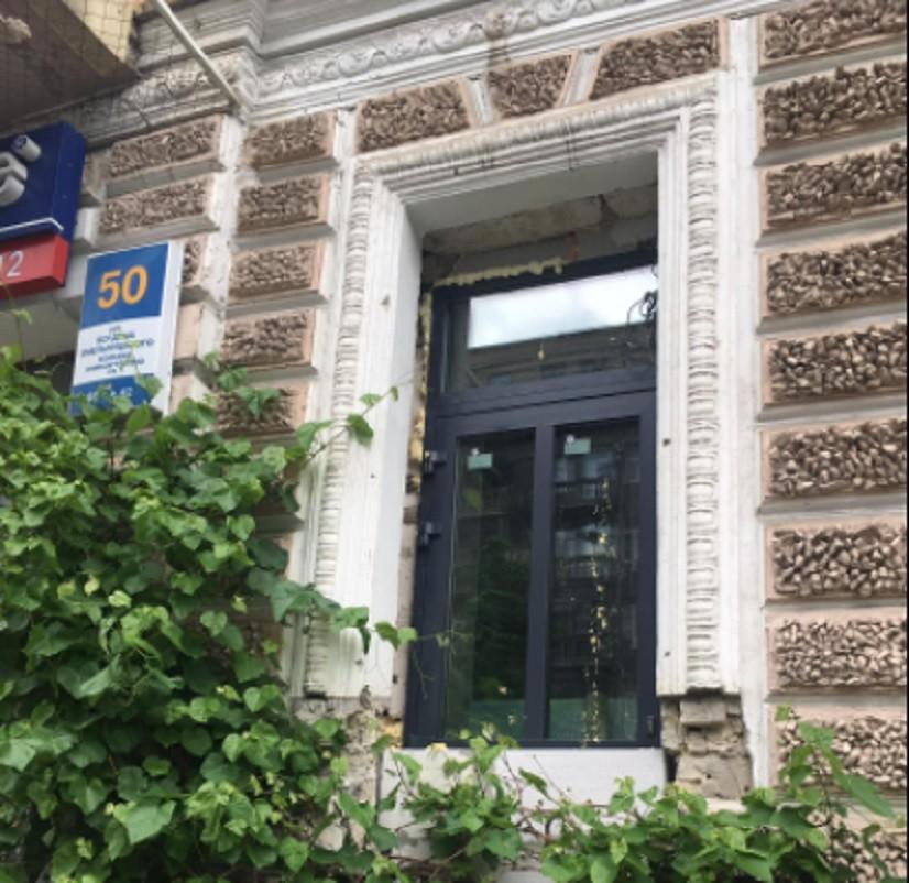 “Оригіналом і не пахне”: У будинку Андерса у Києві відновили знесену стінку