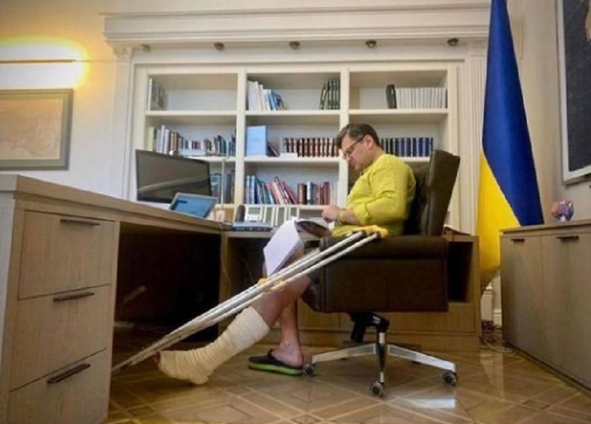 В кроксах та на милицях: травмований міністр Кулеба опублікував фото з робочого кабінету