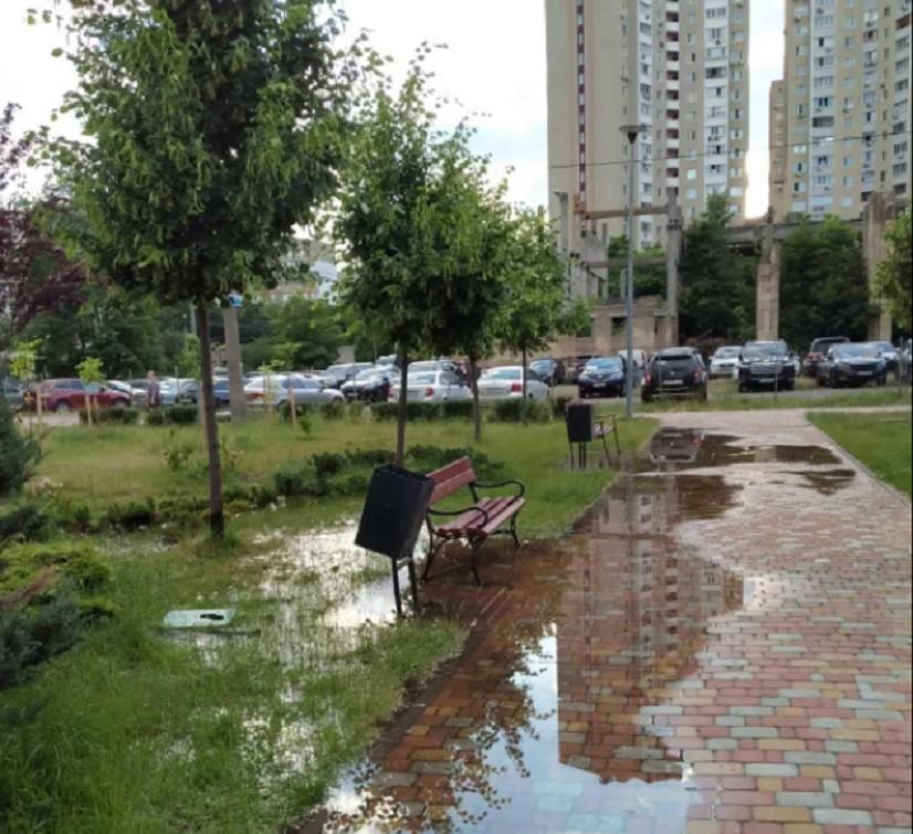 У сквері на Виноградарі хтось краде форсунки та відкриває воду для поливу