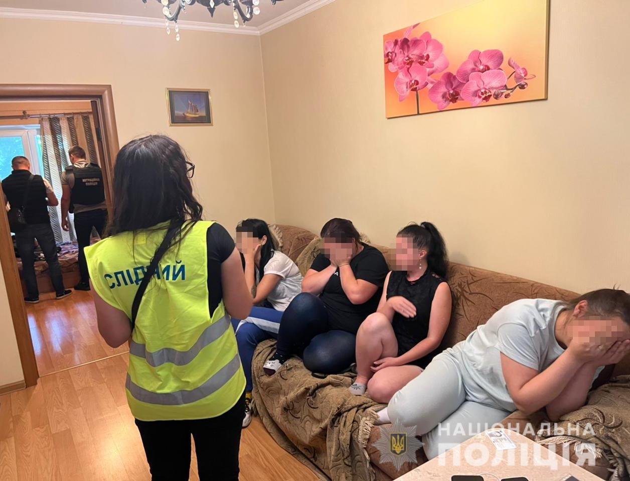 У Києві викрили два борделі: один “ховався” у квартирі, другий – у бані