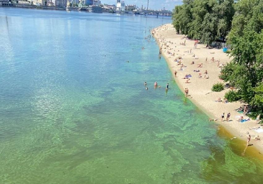 В Києві вода в Дніпрі стала зеленою: в чому небезпека