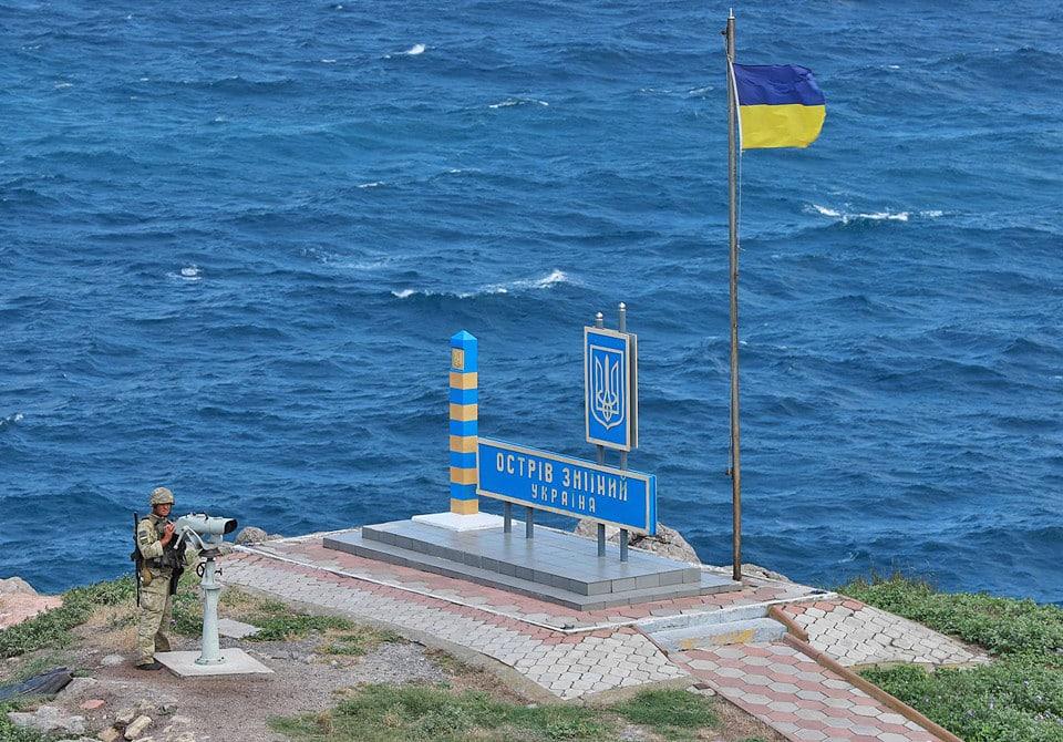 Зміїний наш! На острові встановили прапор України