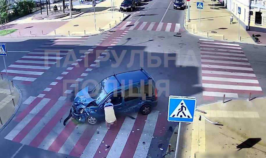 Водій вилетів від удару та повис у вікні автівки – відео ДТП на Подолі