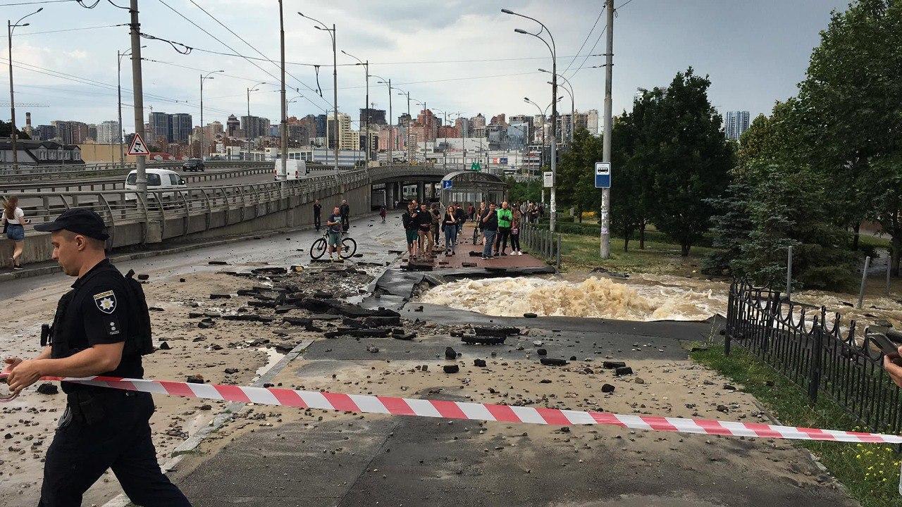 Трубопроводу понад 40 років: прорив на Голосіївському проспекті локалізували