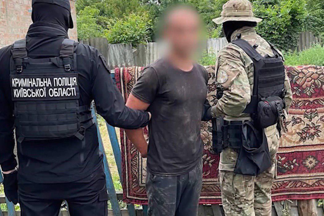 Зламували замки, віджимали вікна: п’ятеро зловмисників обчищали оселі під Києвом