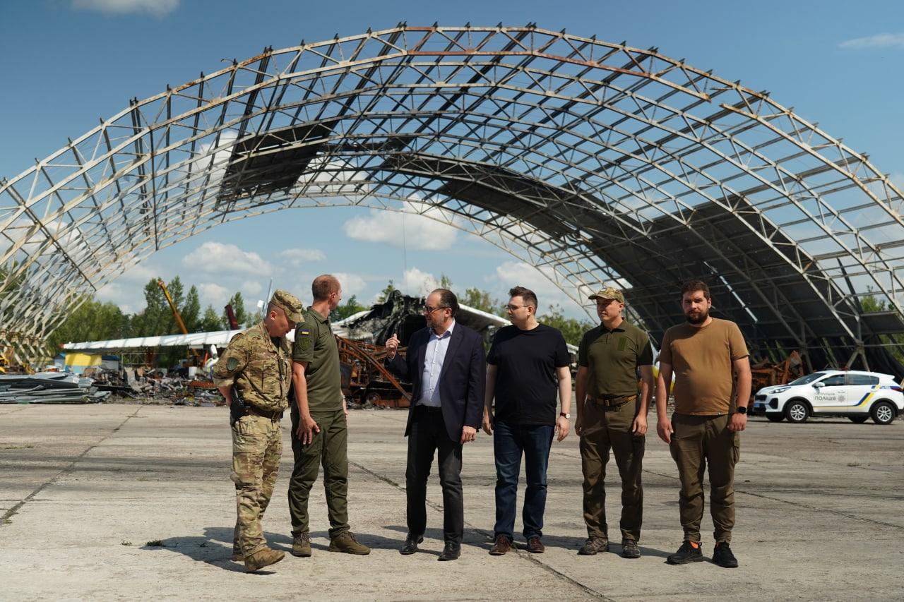 Міністри закордонних справ Чехії та Австрії оглянули залишки “Мрії” та обстріляні будинки Ірпеня