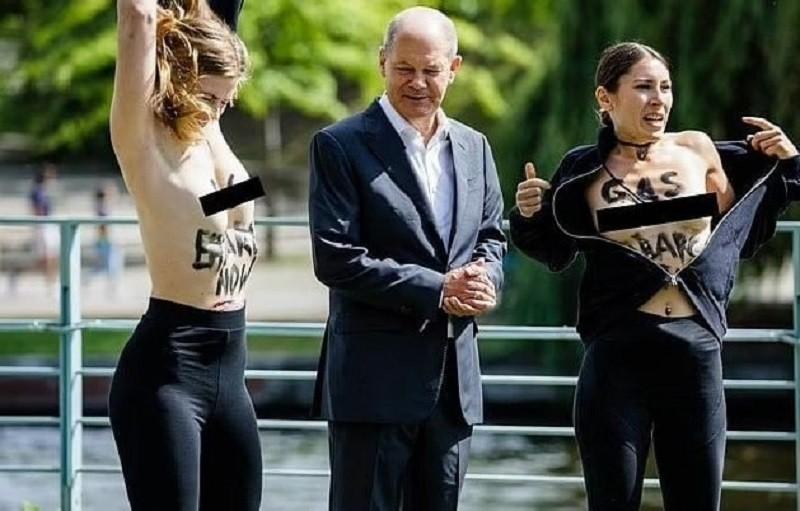 Femen під час фотосесії Шольца показали голі груди з написом про газове ембарго