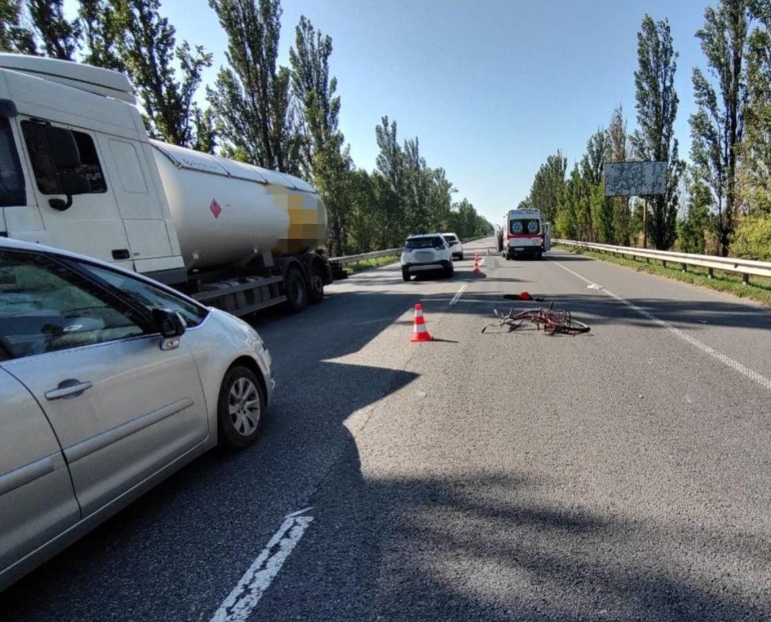 Дірка в лобовому склі: на трасі під Києвом мікроавтобус збив велосипедиста (ФОТО)