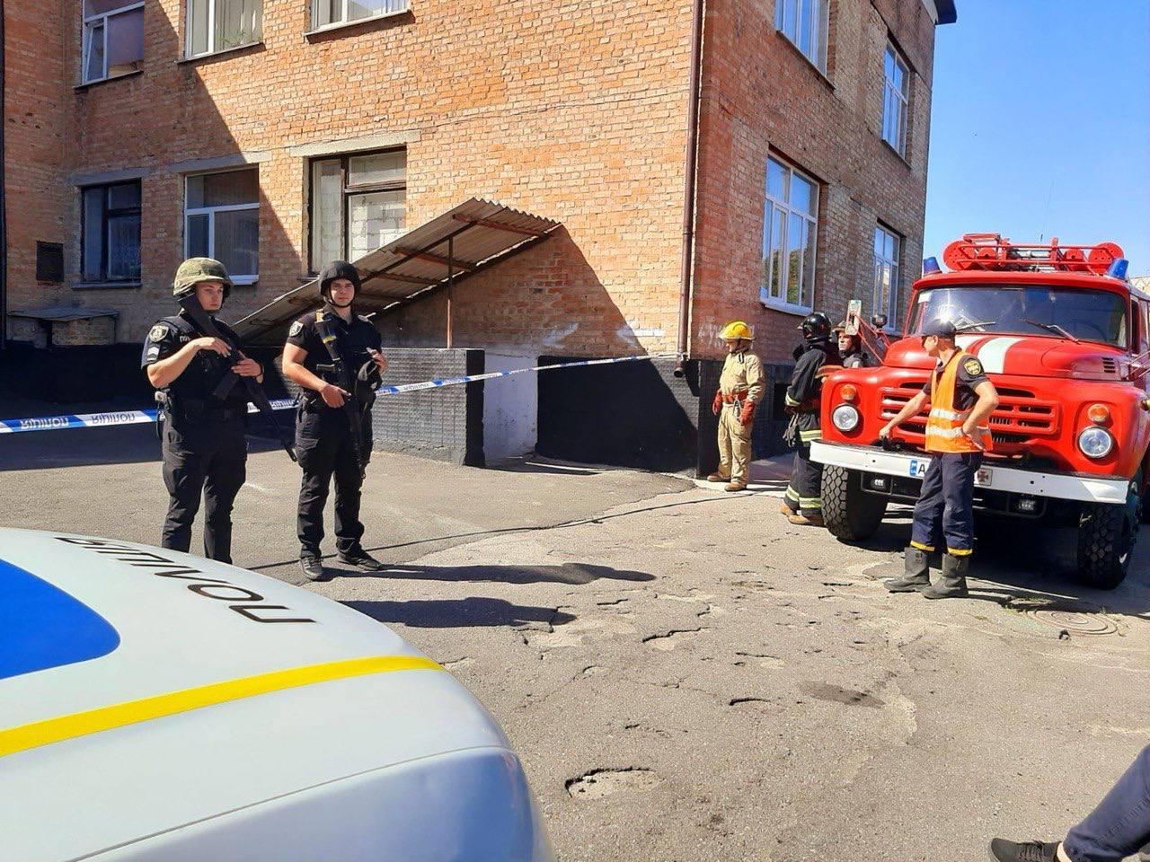 Замало війни: молодик у передмісті “замінував” школу і садочок