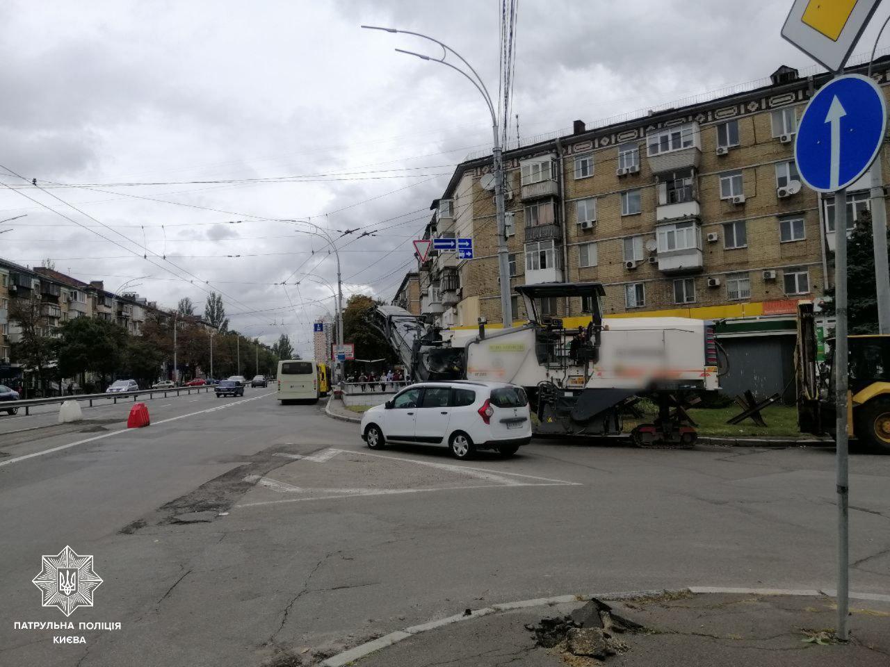 На Чоколівському бульварі ускладнено рух транспорту – причина
