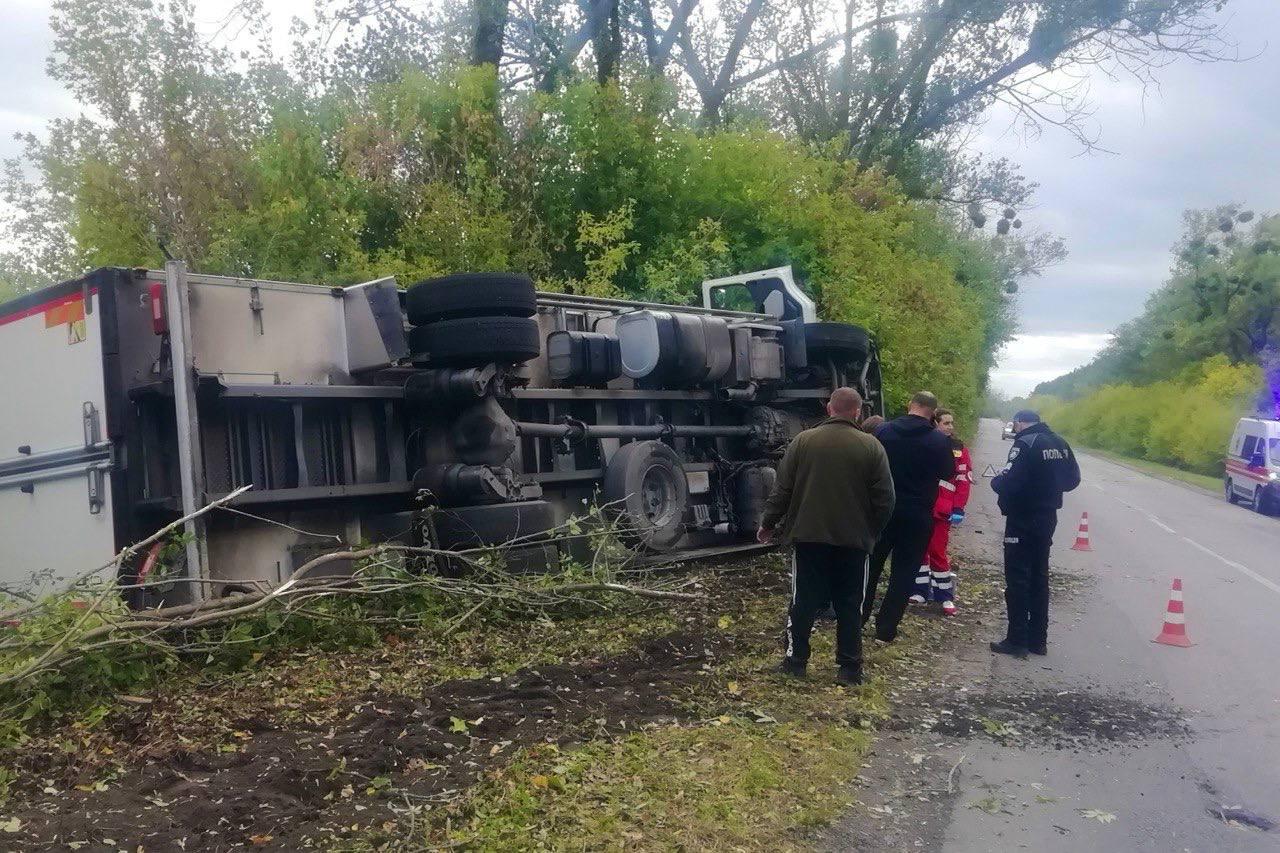 Під Києвом вантажівка м’ясокомбінату з’їхала у кювет та перекинулась
