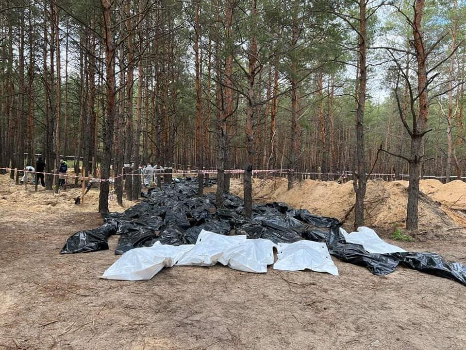 Жінки, діти, військові: ексгумація тіл із місця масового поховання в Ізюмі завершена