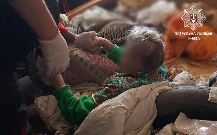 В Києві 84-річна жінка добу пролежала на підлозі в квартирі. Поліцейські звернулися до киян