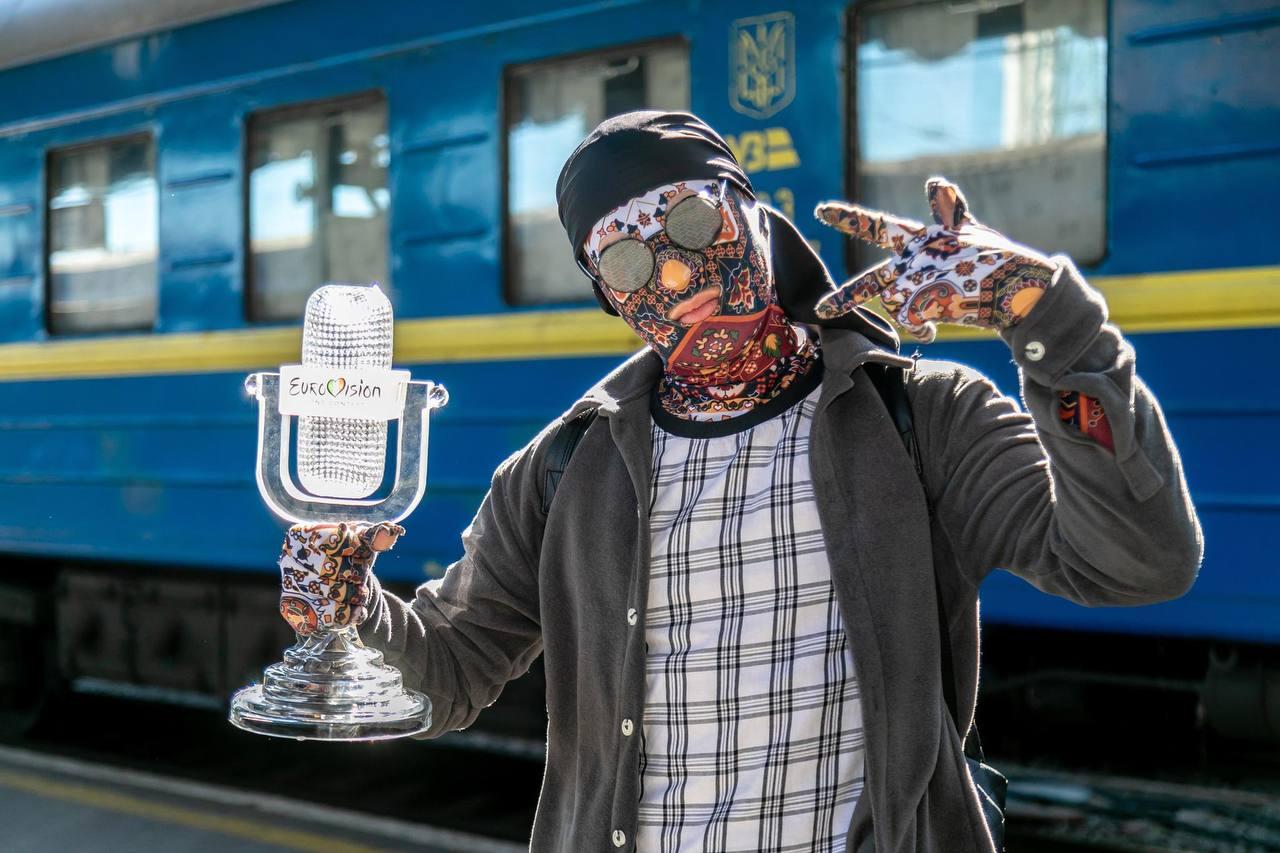 Заміна проданому: кришталевий мікрофон переможців Євробачення-2022 прибув до Києва