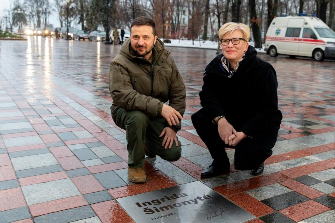 У Києві на Алеї сміливості з’явилася табличка з іменем прем’єрки Литви