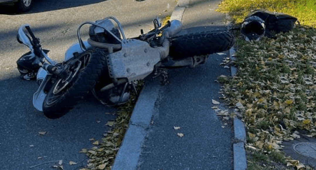 На Оболоні автівка та мотоцикл не поділили дорогу: двоє у лікарні