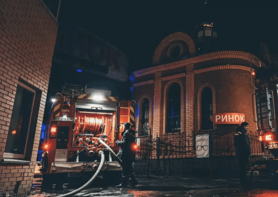 Масштабна пожежа у Києві: на Лівобережній горів ринок (ФОТО)