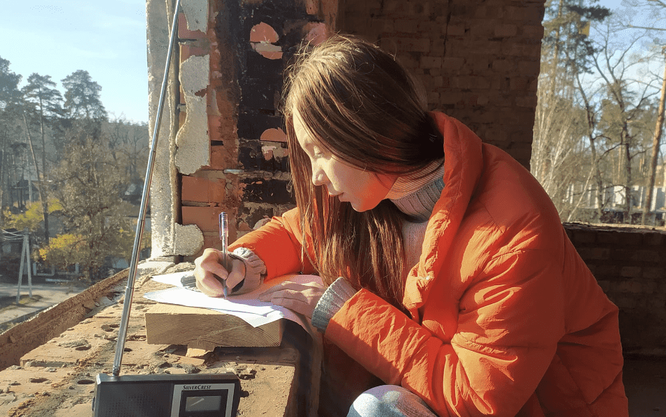 Журналістка столичного радіо писала радіодиктант на підвіконні власного зруйнованого будинку в Ірпені (ФОТО)