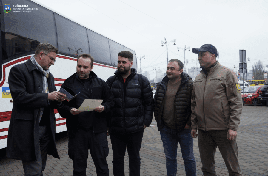 Реальна допомога: Естонія подарувала автобус для евакуації українців