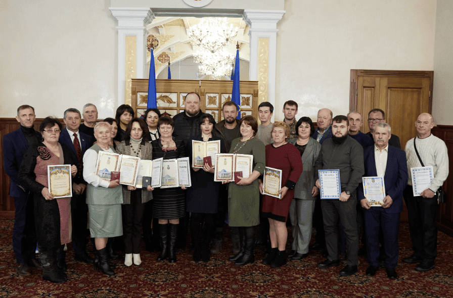 Були взірцем під час окупації: 26 освітян з Київщини отримали нагороди від Стефанчука