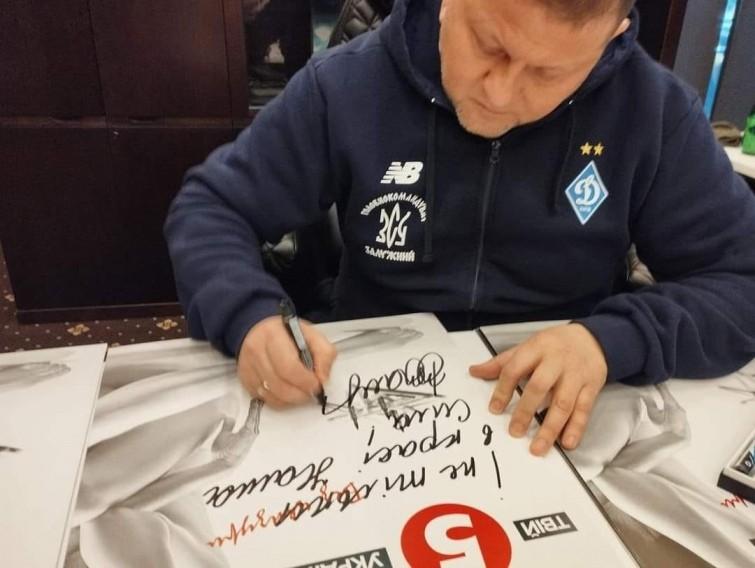 І не тільки в красі наша сила. Залужний розписався на календарі з оголеними журналістками “5 каналу”