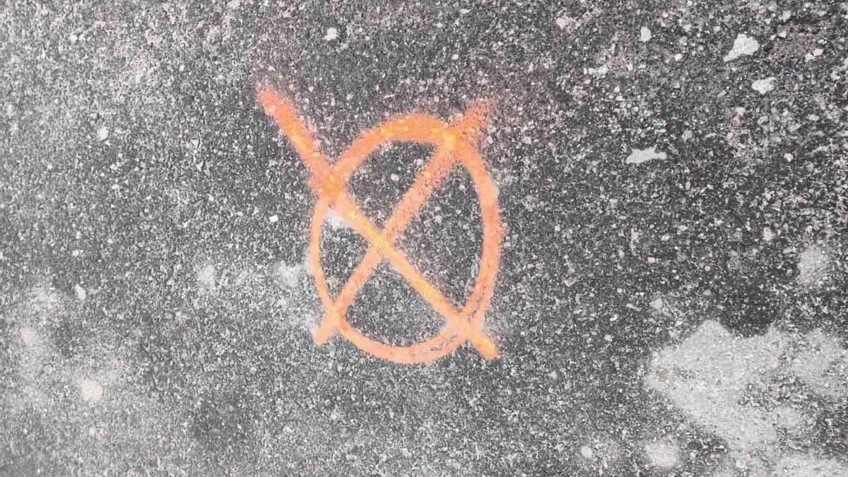 Мешканців Броварського району просять повідомляти про підозрілі мітки біля об’єктів інфраструктури