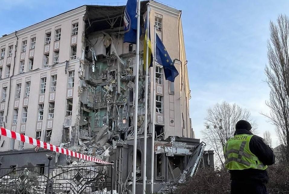 зруйнований ракетою готель у києві