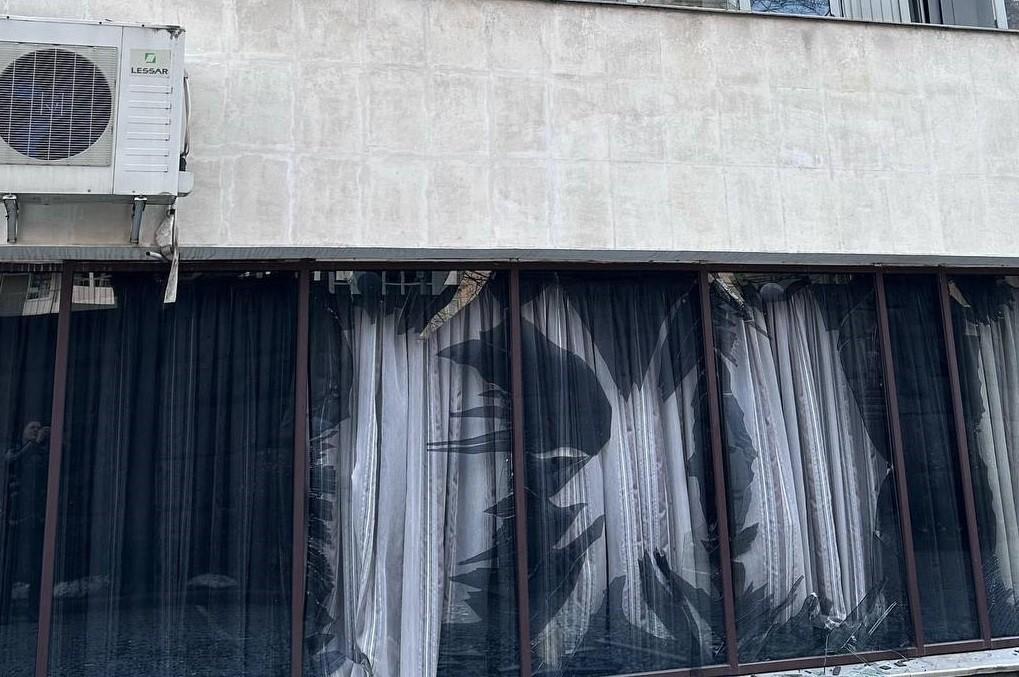Жодного вцілілого вікна – як виглядає після обстрілів палац “Україна”