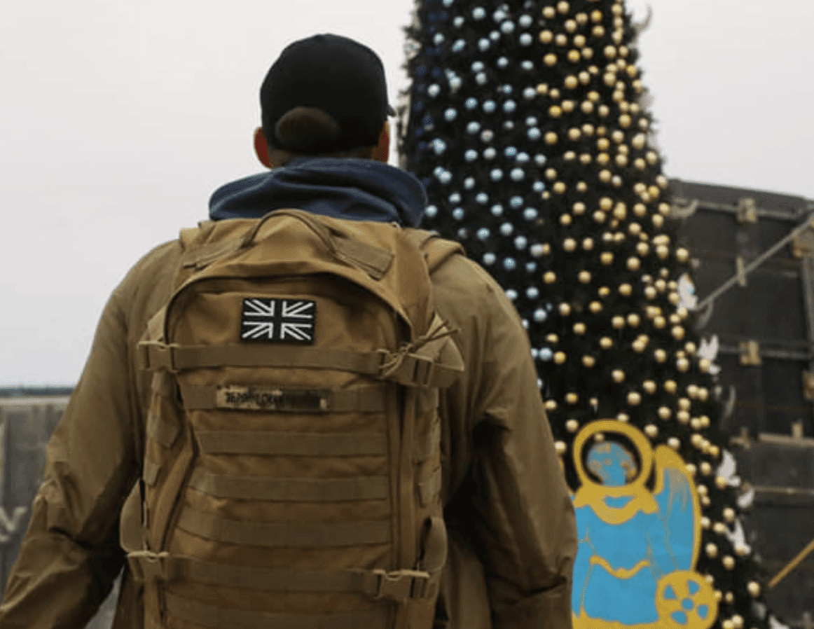 Сині та жовті кулі і білі голуби: як виглядає Ялинка незламності у Києві (ФОТО)