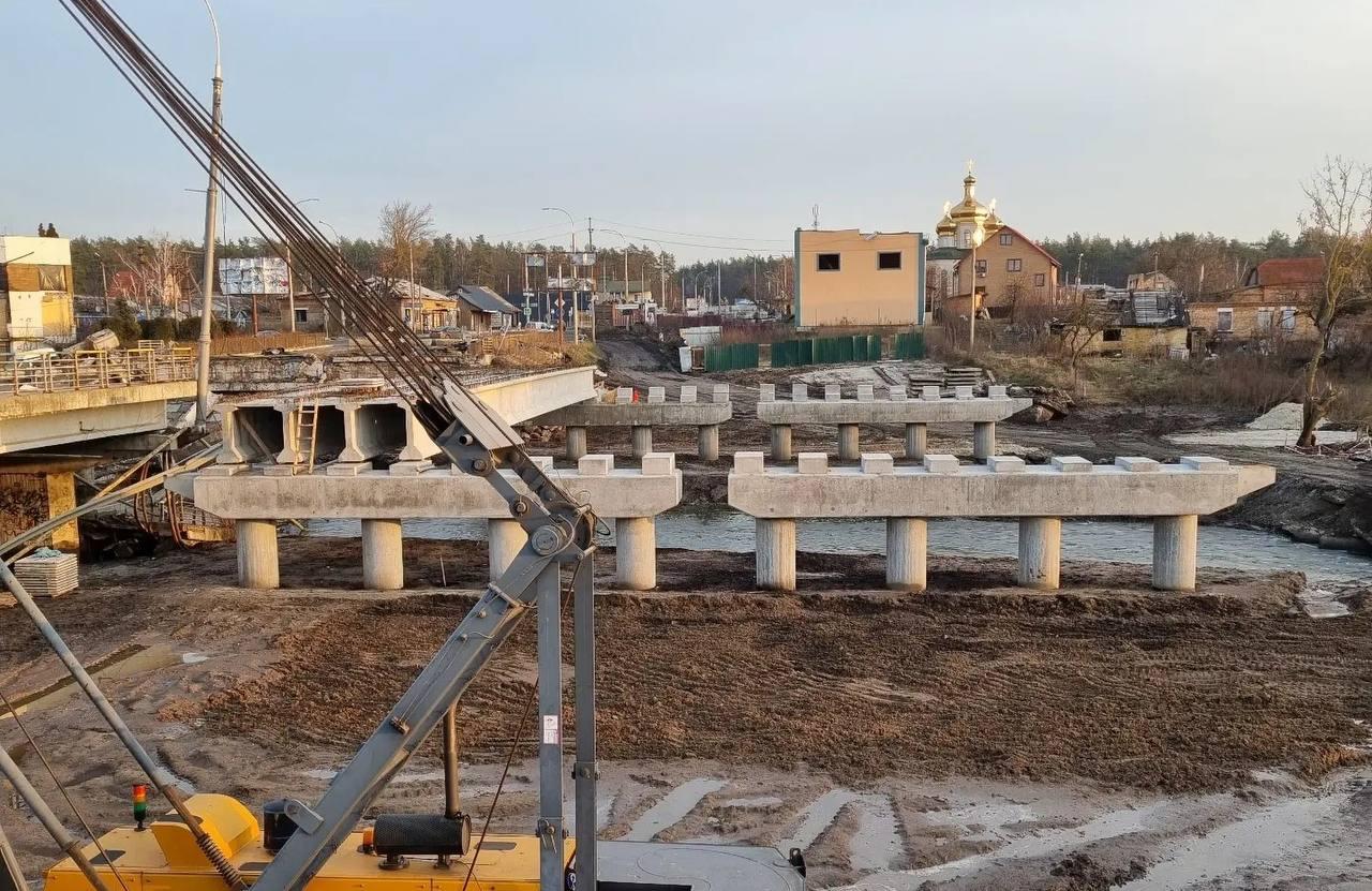 Поруч з легендарним Романкіським мостом зводять нову переправу – фото