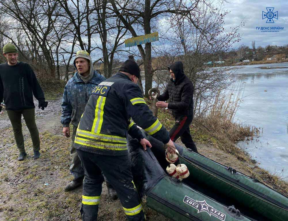 В Обухівському районі врятували рибалок, що провалились під кригу