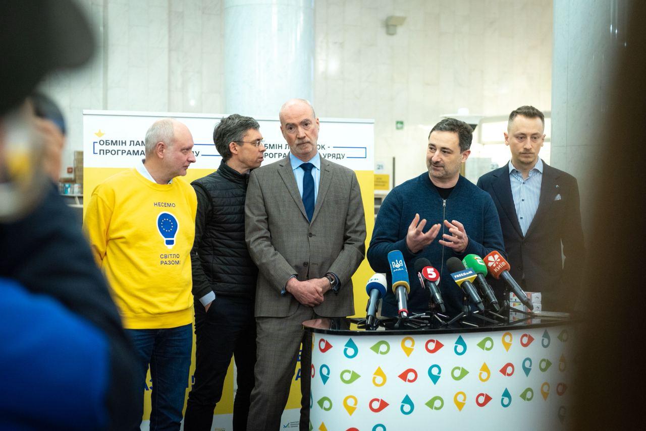 Посилення енерго-фронту: назвали регіон, жителі якого здали найбільше лампочок