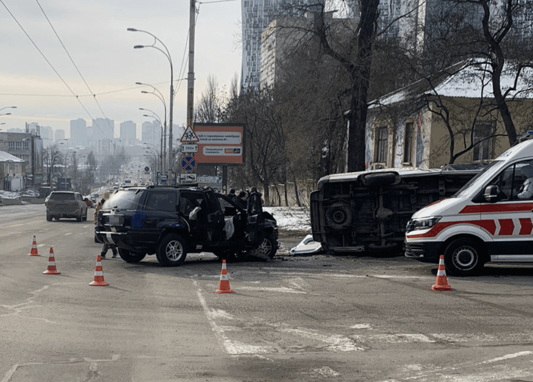 У ДТП зі швидкою біля Охматдиту постраждали шестеро людей, серед них – дитина (ФОТО)