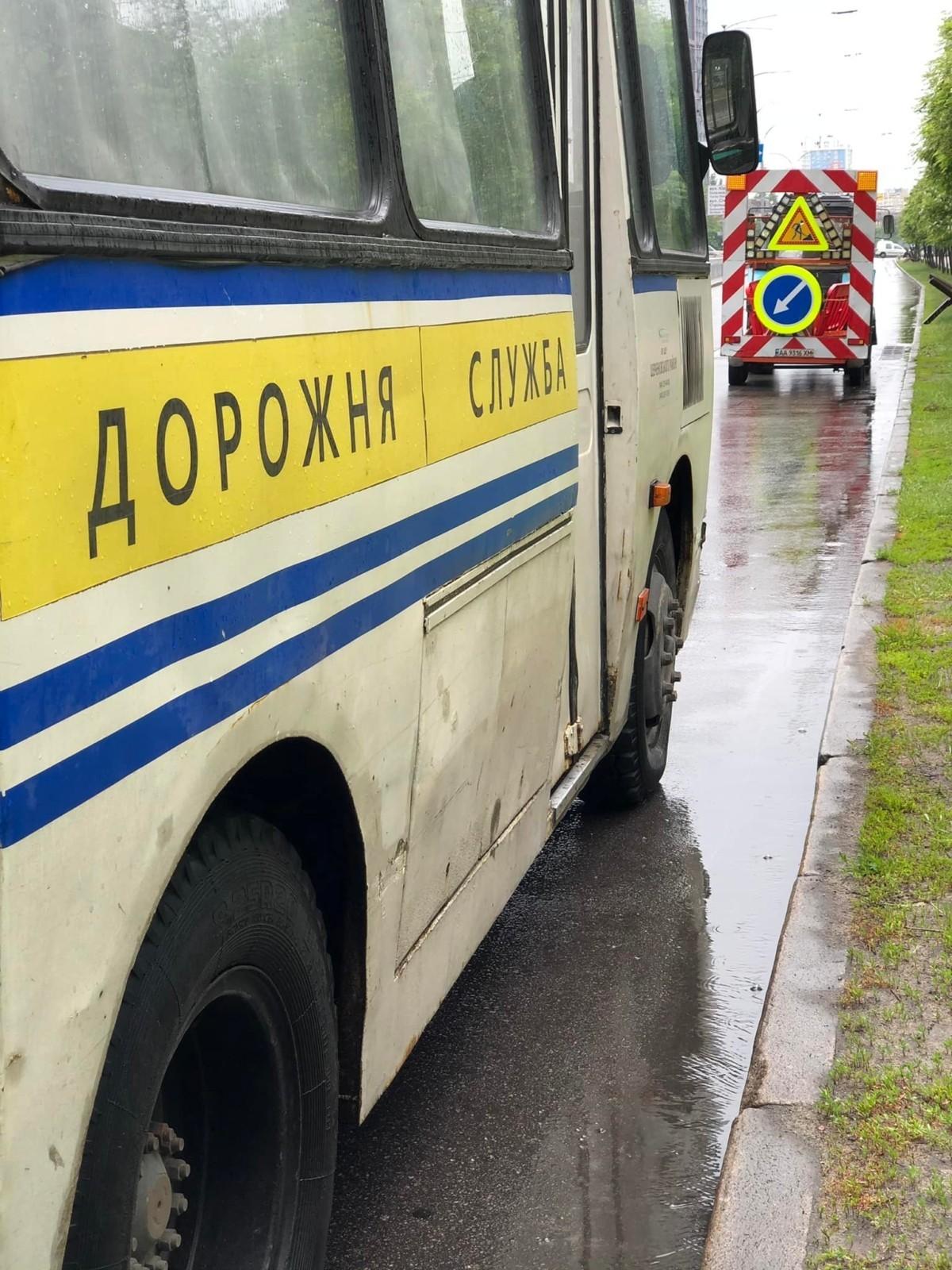 Негода у столиці: дорожники чергують у місцях можливих підтоплень та готуються до снігопаду