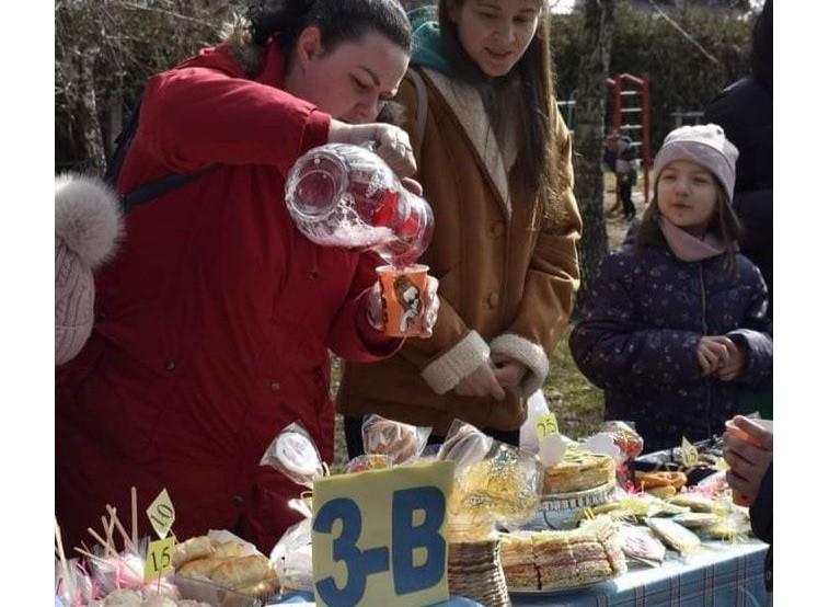 Недитячий збір: ліцеїсти з Бучі на шкільному ярмарку наторгували на дрон і далекомір для ЗСУ