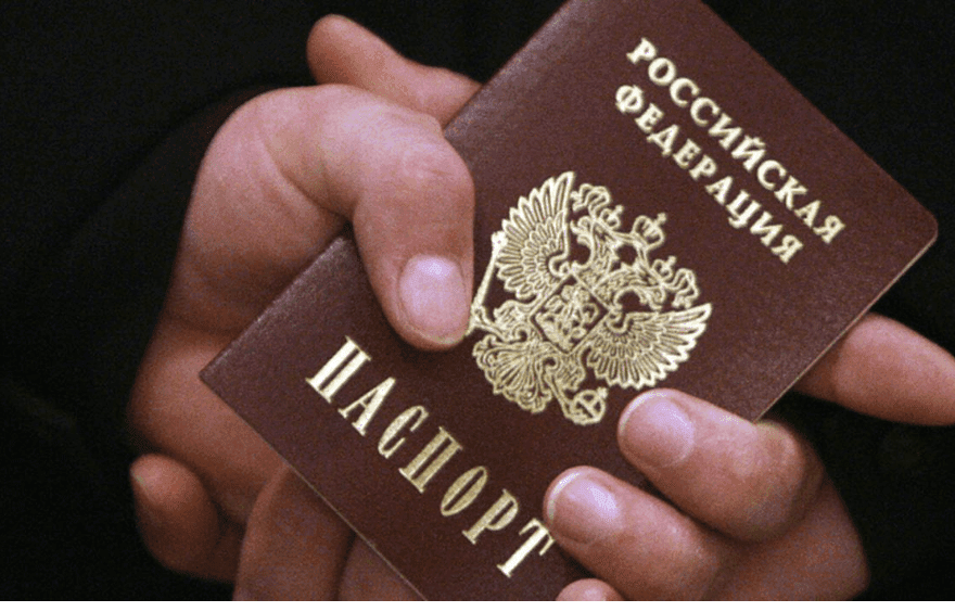 Заборонили виплати: окупанти змушують українців отримувати російські паспорти