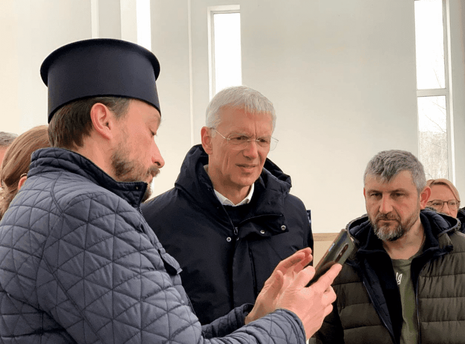 Прем’єр-міністр Латвії під час візиту до Бучі розказав, як його країна допомагатиме Україні (ФОТО)