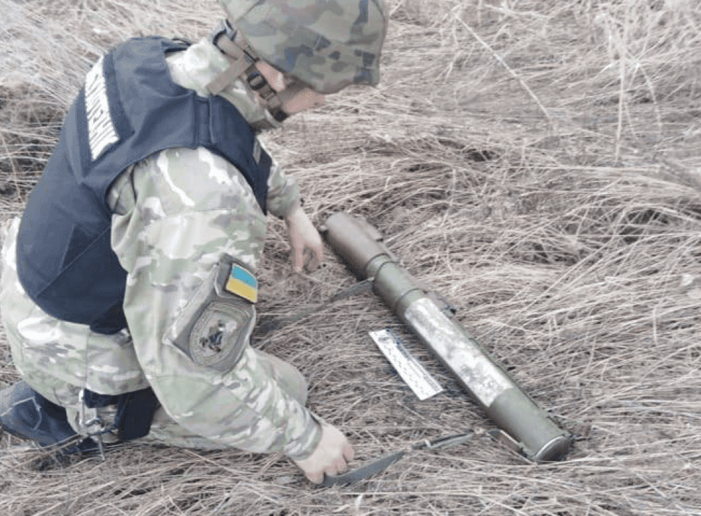Залишилась у лісі після боїв: на Київщині знищили ворожу протитанкову гранату (ФОТО)
