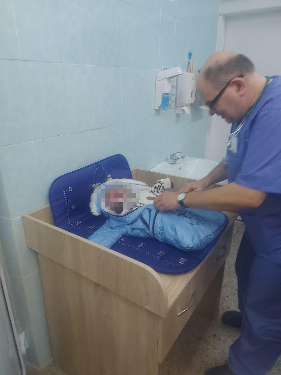 Бруд, сміття та п’яна матір: поліцейські вилучили двох малолітніх дітей з родини у Києві