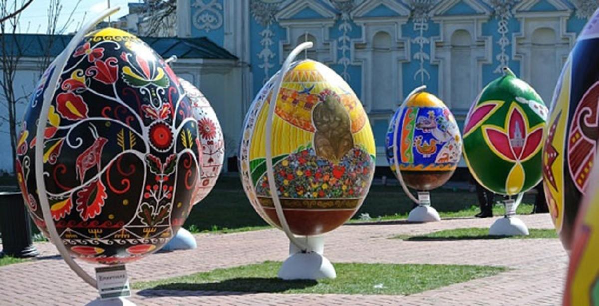Реставровані після російських обстрілів писанки-велетні експонують під Верховною радою (ФОТО)