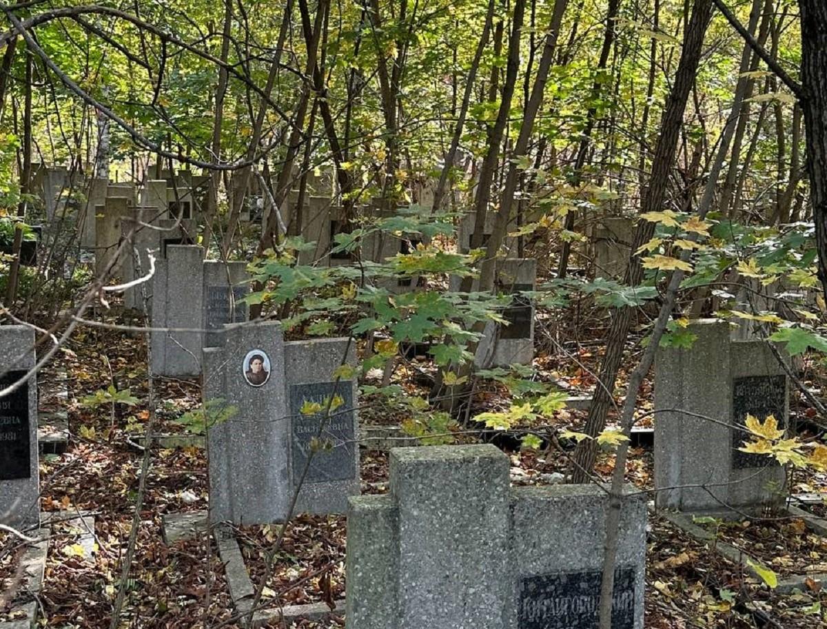 Могили на Лісовому кладовищі в Києві у поминальні дні 2023 року