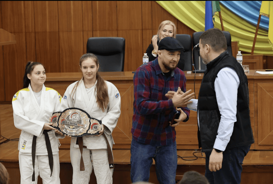 Захищав місто від окупантів: всесвітньовідомий самбіст став Почесним громадянином Ірпеня