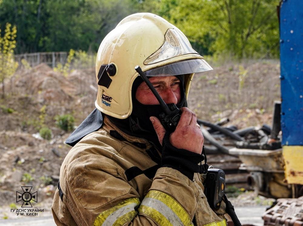 У передмісті виникла пожежа внаслідок ворожої атаки