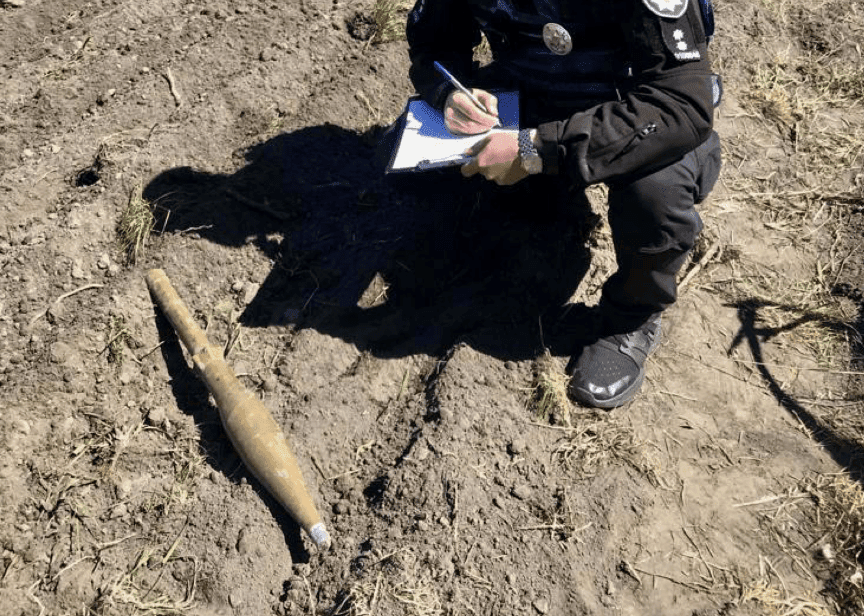 Небезпечна знахідка: у Броварському районі жінка знайшла на городі боєприпас