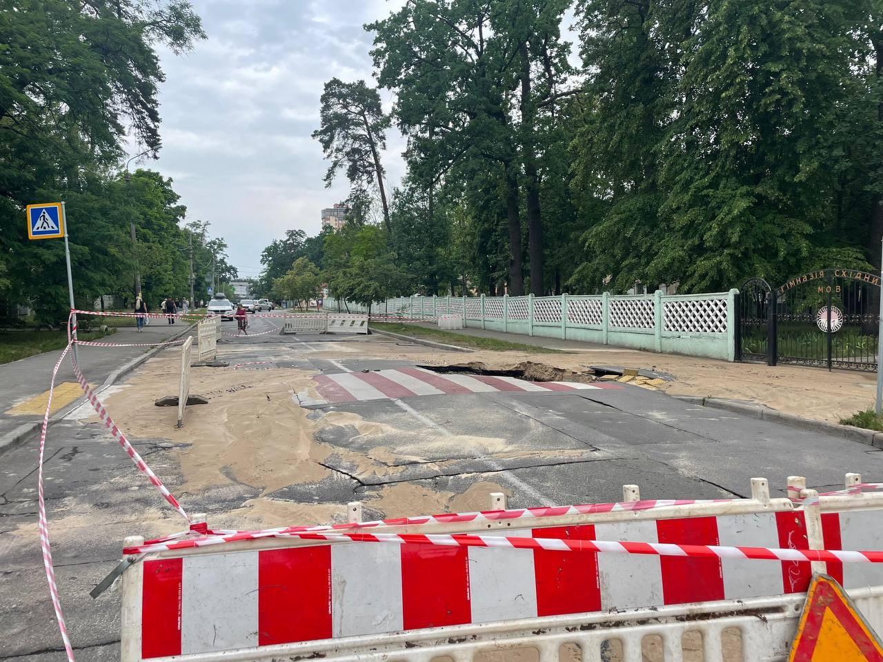 На частині вулиці Кричевського перекрито рух транспорту – що сталось