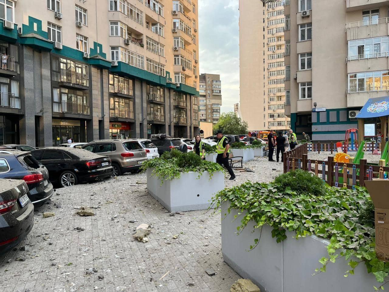 Під завалами на пошкоджених поверхах будинку на Соломʼянці можуть бути люди
