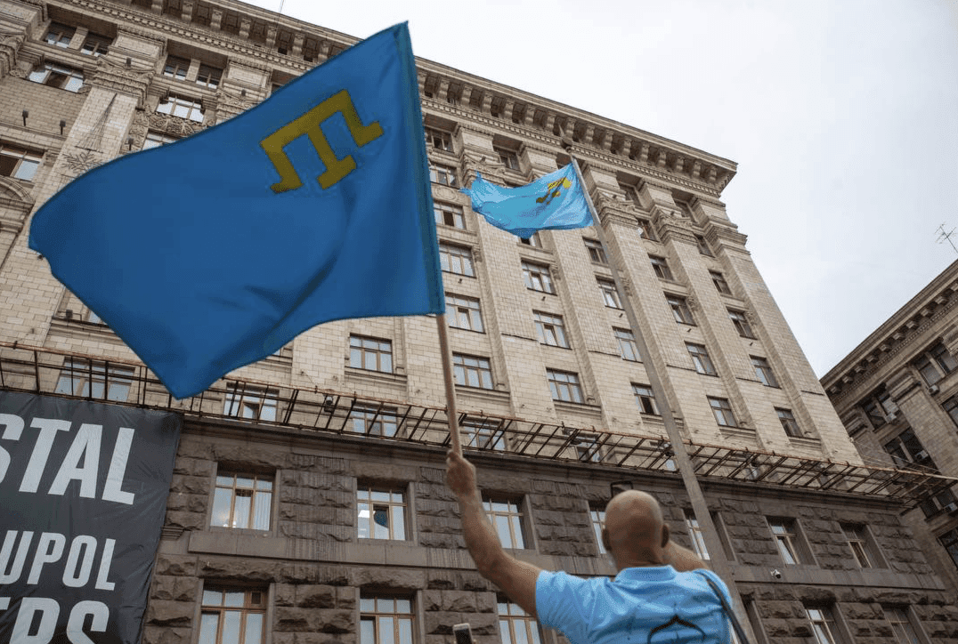 Біля будівлі столичної мерії замайорів кримськотатарський прапор (фото)